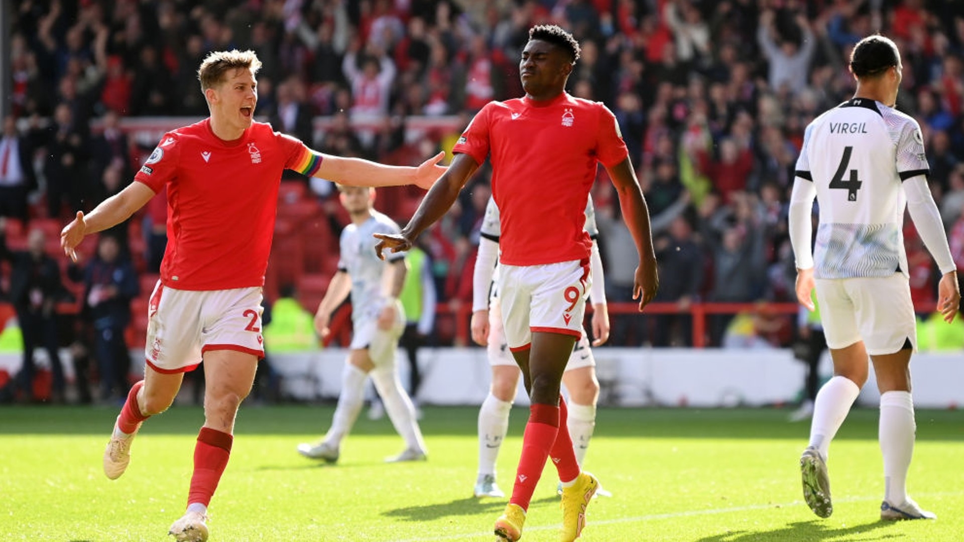 正如他在接 正如他在接